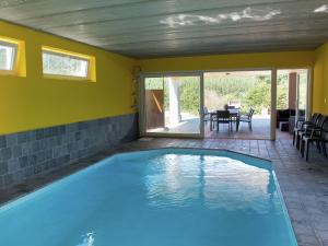 ストゥモンにあるHoliday Home in Stoumont close to the town of Spaのパティオ付きの家のスイミングプールを利用できます。