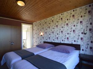 Voodi või voodid majutusasutuse Alluring Cottage in Waimes - Robertville with Sauna toas