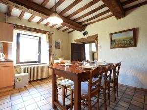kuchnia ze stołem i krzesłami w pokoju w obiekcie Wonderful Holiday Home in Noirefontaine w mieście Bouillon