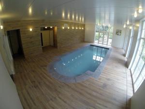 MettetにあるCastle with indoor pool and saunaの大型の家屋スイミングプール
