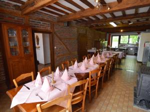 una fila de mesas en un restaurante con servilletas rosas en Inviting Holiday Home in Beauraing, en Honnay
