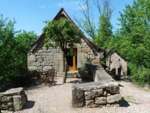 a stone cottage with a thatched roof at Hôtel Restaurant Le Mûrier de Viels - Grand Figeac in Causse et Diege