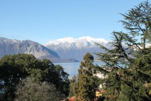 uitzicht op een meer en met sneeuw bedekte bergen bij Ostello Verbania in Verbania