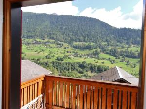 balcón con vistas a un campo verde en Attractive chalet in Fiesch Wiler with views, en Fiesch