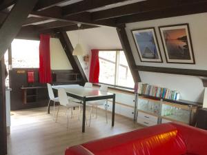 een woonkamer met een eettafel en stoelen bij Quaint Chalet in Petithan with Roofed Pool in Durbuy