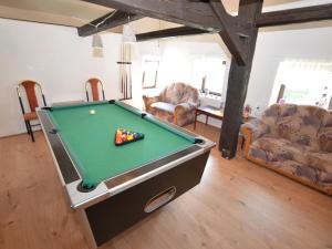ein Wohnzimmer mit einem Billardtisch in der Mitte in der Unterkunft Holiday Home in Jiretín near Ski Lift in Jiřetín pod Jedlovou