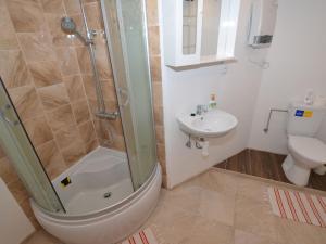 Ein Badezimmer in der Unterkunft Holiday Home in Jiretín near Ski Lift