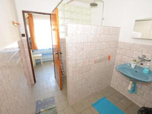 Ein Badezimmer in der Unterkunft Holiday Home in Jiretín near Ski Lift