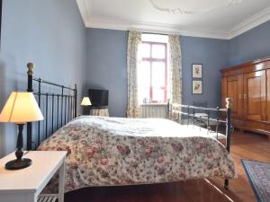 a bedroom with a bed with a floral bedspread at Wohnung in Satow mit Garten in Gerdshagen