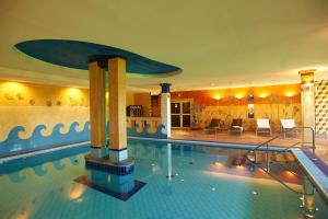 a swimming pool in a hotel with a large pool at Gastagwirt in Eugendorf