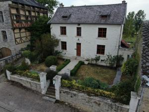 een oud wit huis met een tuin ervoor bij Luxurious Holiday Home with Garden in Gimn e in Doische
