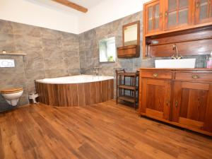 Bilik mandi di Cottage in Liberec with Sauna and Ski Nearby