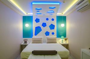 A bed or beds in a room at Hotel Evsen