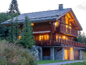 Het gebouw waarin het chalet zich bevindt