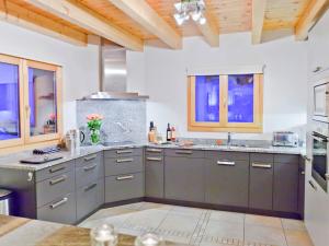Kjøkken eller kjøkkenkrok på Superb Chalet in Les Collons With Sauna