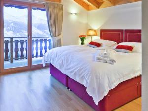 Een bed of bedden in een kamer bij Superb Chalet in Les Collons With Sauna