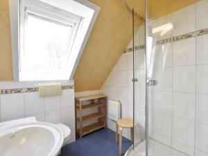 ティンメンドルフにあるEndearing Apartment in Insel Poel with Saunaのバスルーム(洗面台、トイレ付)、窓が備わります。