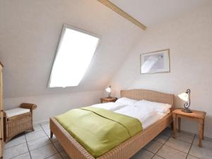 ティンメンドルフにあるEndearing Apartment in Insel Poel with Saunaのベッドルーム1室(ベッド1台、大きな窓付)