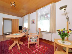 Televisyen dan/atau pusat hiburan di Moderne Ferienwohnung mit Garten in Eimelrod
