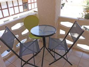 a table and four chairs on a balcony at Wohnung in Huddingen mit Terrasse in Bad Wildungen