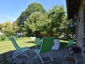 grupa krzeseł ogrodowych siedzących w trawie w obiekcie WunderVilla in Hesse near the forest w mieście Vöhl