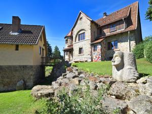 una estatua de león de piedra frente a una casa en WunderVilla in Hesse near the forest en Vöhl