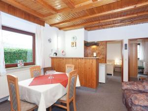 cocina y comedor con mesa y sillas en Apartment in Armsfeld with heated outdoor pool en Bergfreiheit