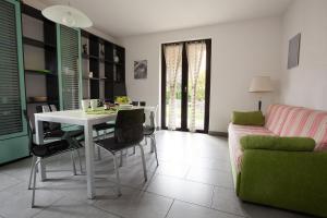 sala de estar con mesa blanca y sofá en Villetta Martinelli, en Nago-Torbole
