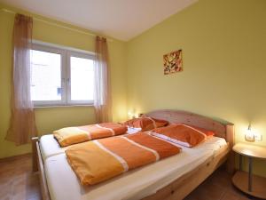 a bedroom with two beds and a window at Gemuetliches Ferienhaus in Zierow mit Sauna in Zierow