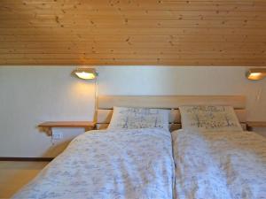 ReisteにあるHoliday home in Mielinghausen near the ski areaの木製天井のドミトリールーム ベッド2台