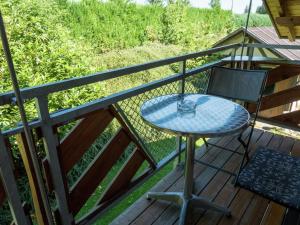 einen Tisch und einen Stuhl auf einer Terrasse in der Unterkunft Apartment in G tenbach with nearby forest in Furtwangen