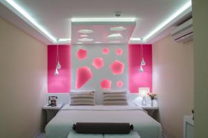 A bed or beds in a room at Hotel Evsen