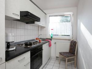バート・デュルハイムにあるBeautiful apartment in Bad D rrheim with balcony terraceの小さなキッチン(コンロ、窓付)