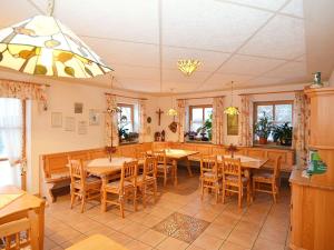 Reštaurácia alebo iné gastronomické zariadenie v ubytovaní Spacious Apartment in Sch nsee with Sauna