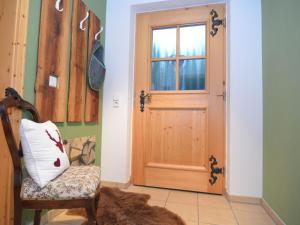 Zimmer mit Holztür und Stuhl in der Unterkunft Holiday home in Halblech near a ski resort in Halblech