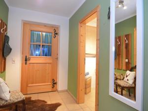 einen Flur mit Tür in einem Zimmer mit grünen Wänden in der Unterkunft Holiday home in Halblech near a ski resort in Halblech
