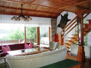 un soggiorno con divano e tavolo di Cozy Pet friendly Holiday Home in T nnesberg a Tännesberg