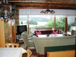 a living room with a couch and chairs and a television at Cozy Pet friendly Holiday Home in T nnesberg in Tännesberg