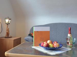 een fruitschaal op een tafel met een zak bij Cosy apartment in Frauenwald near forest in Frauenwald