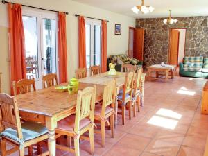 comedor con mesa de madera y sillas en Belvilla by OYO Canyar Enzell en Es Mercadal