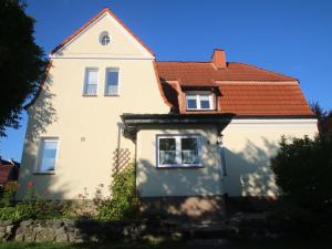 ein weißes Haus mit rotem Dach in der Unterkunft Cosy apartment in the Harz Mountains in Nordhausen