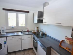 eine Küche mit weißen Schränken und einem Waschbecken in der Unterkunft Apartment in the middle of Franconian Switzerland in Kunreuth