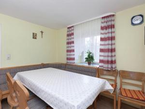 ein kleines Schlafzimmer mit einem Bett und einem Fenster in der Unterkunft Holiday home with garden near the forest in Arnschwang