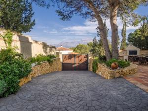 Ogród w obiekcie Villa in L'Albir with Pool and Near Golf