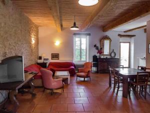 uma sala de estar com um sofá e uma mesa em Spacious 6 person villa with pool em Autignac
