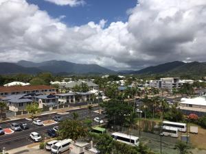 una città con auto parcheggiate in un parcheggio di Acacia Court Hotel a Cairns