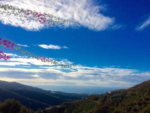 ArenasにあるBelvilla by OYO Casa Martijoの山上空を飛ぶ凧