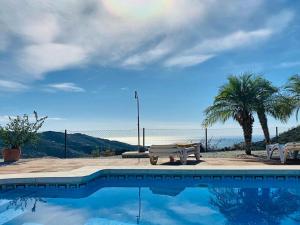 basen ze stołem piknikowym i palmami w obiekcie Elegant Villa in Arenas with Pool w mieście Arenas