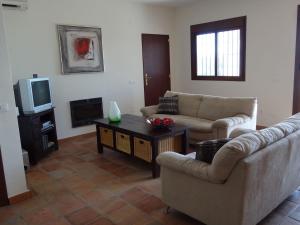 Telewizja i/lub zestaw kina domowego w obiekcie Elegant Villa in Arenas with Pool