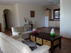 salon z 2 białymi kanapami i stołem w obiekcie Elegant Villa in Arenas with Pool w mieście Arenas +33 zdjęcia